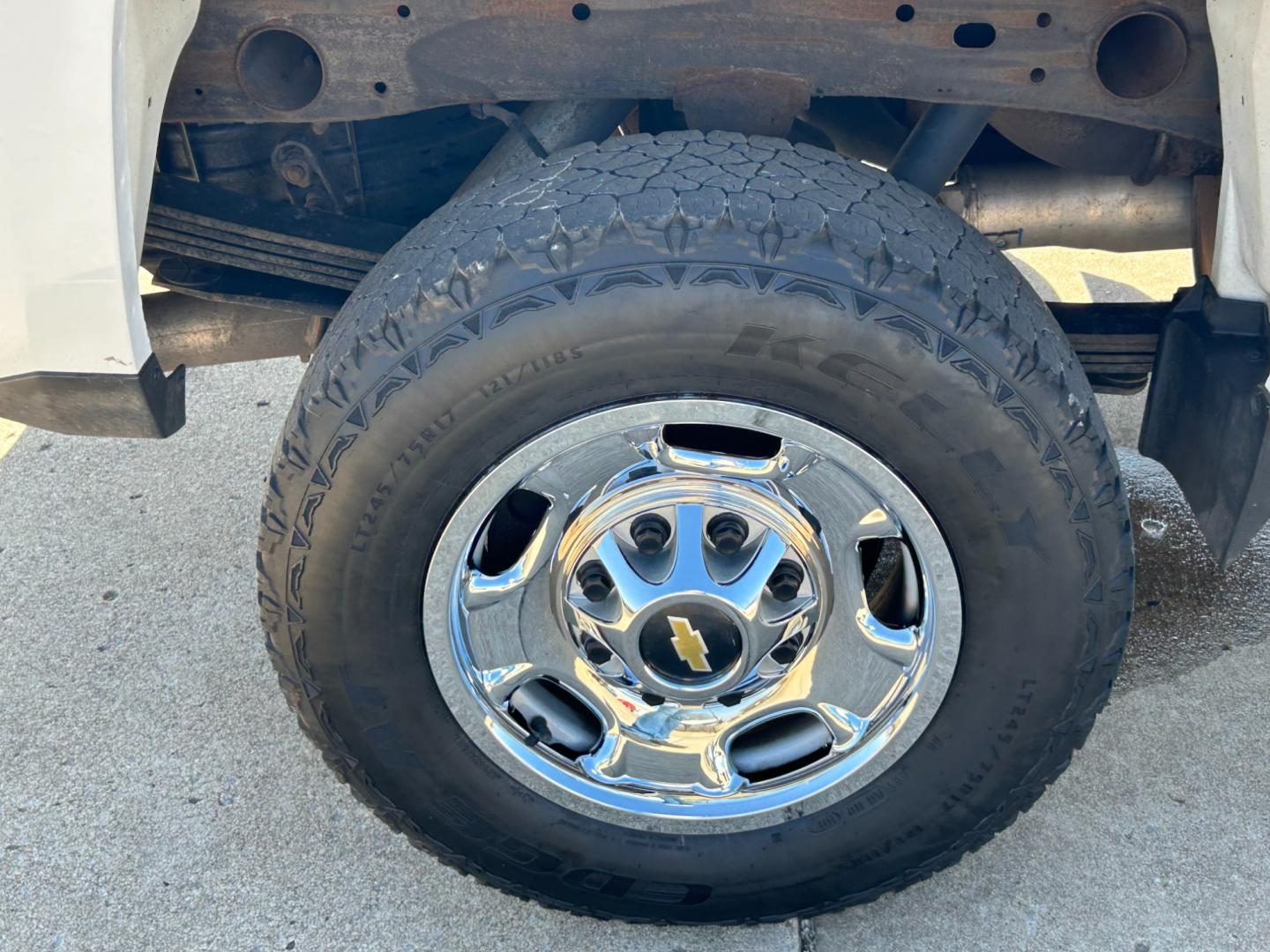 2015 White /Gray Chevrolet Silverado 2500HD Work Truck Double Cab 4WD (1GC2KUEB4FZ) with an 6.0L V8 OHV 16V CNG engine, 6A transmission, located at 17760 Hwy 62, Morris, OK, 74445, (918) 733-4887, 35.609104, -95.877060 - Photo#27